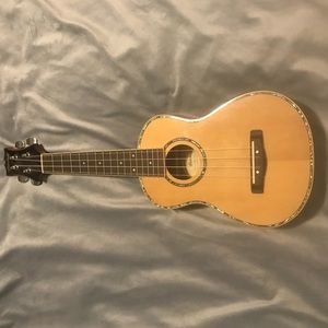 Mitchell Solid-Top Tenor Ukulele Gloss Natural